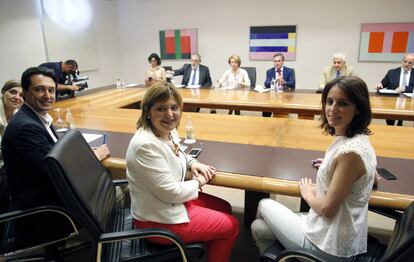 La vicepresidenta de Estudios y Programas del PP, Andrea Levy, a la derecha, con la l&iacute;der del PP valenciano, Isabel Bonig.