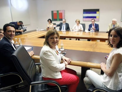 La vicepresidenta de Estudios y Programas del PP, Andrea Levy, a la derecha, con la líder del PP valenciano, Isabel Bonig.