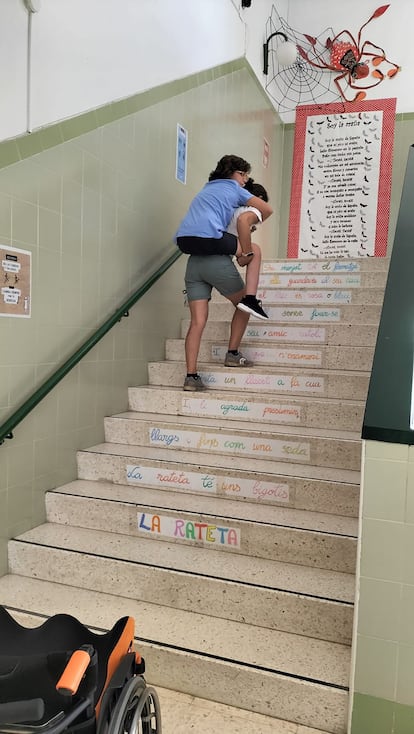 María Jesús Aguilar, subiendo a cuestas a su hijo Arturo, en el colegio Voramar