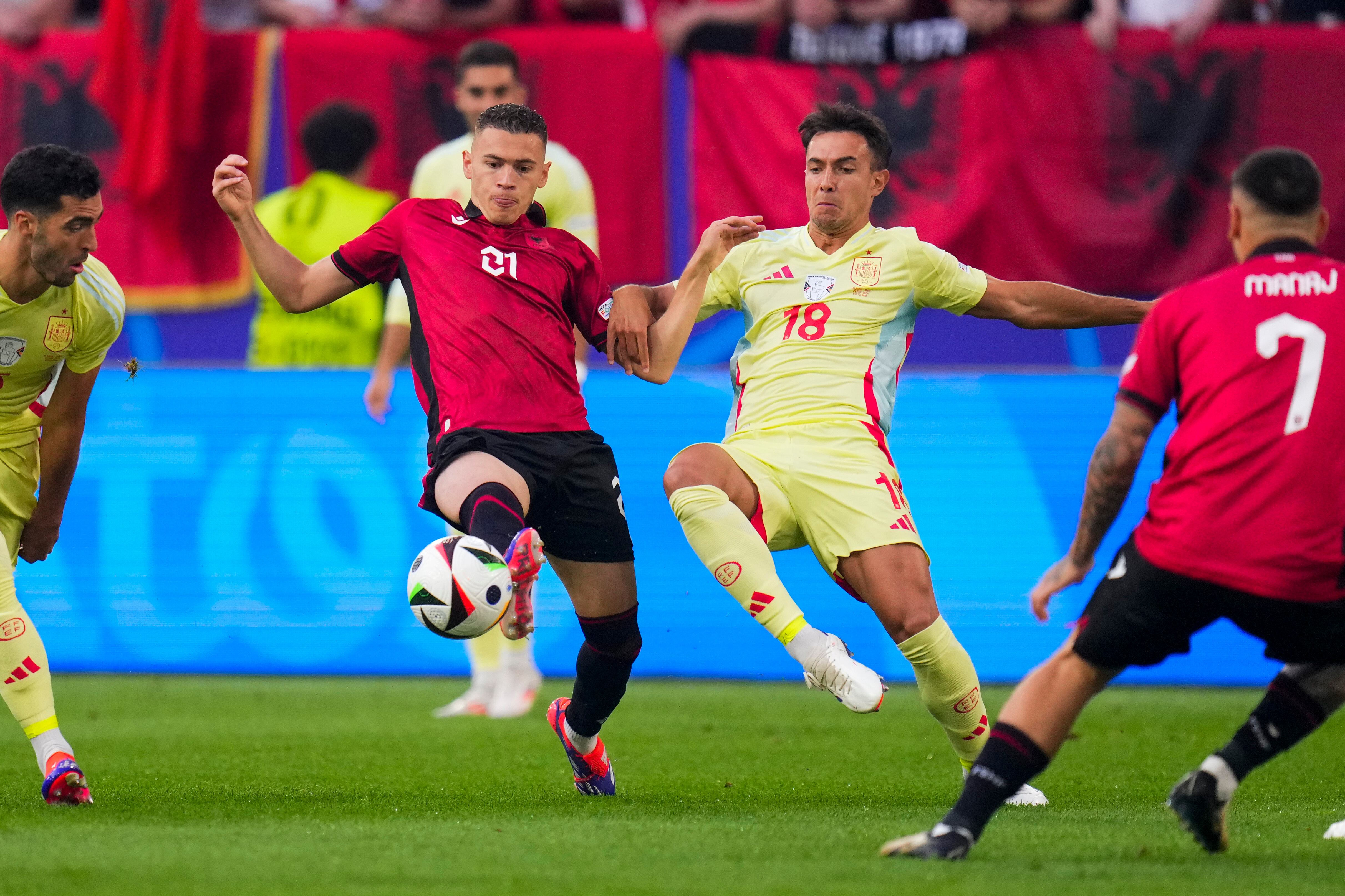 Mikel Oyarzabal lucha por el balón con Ardian Ismajli.