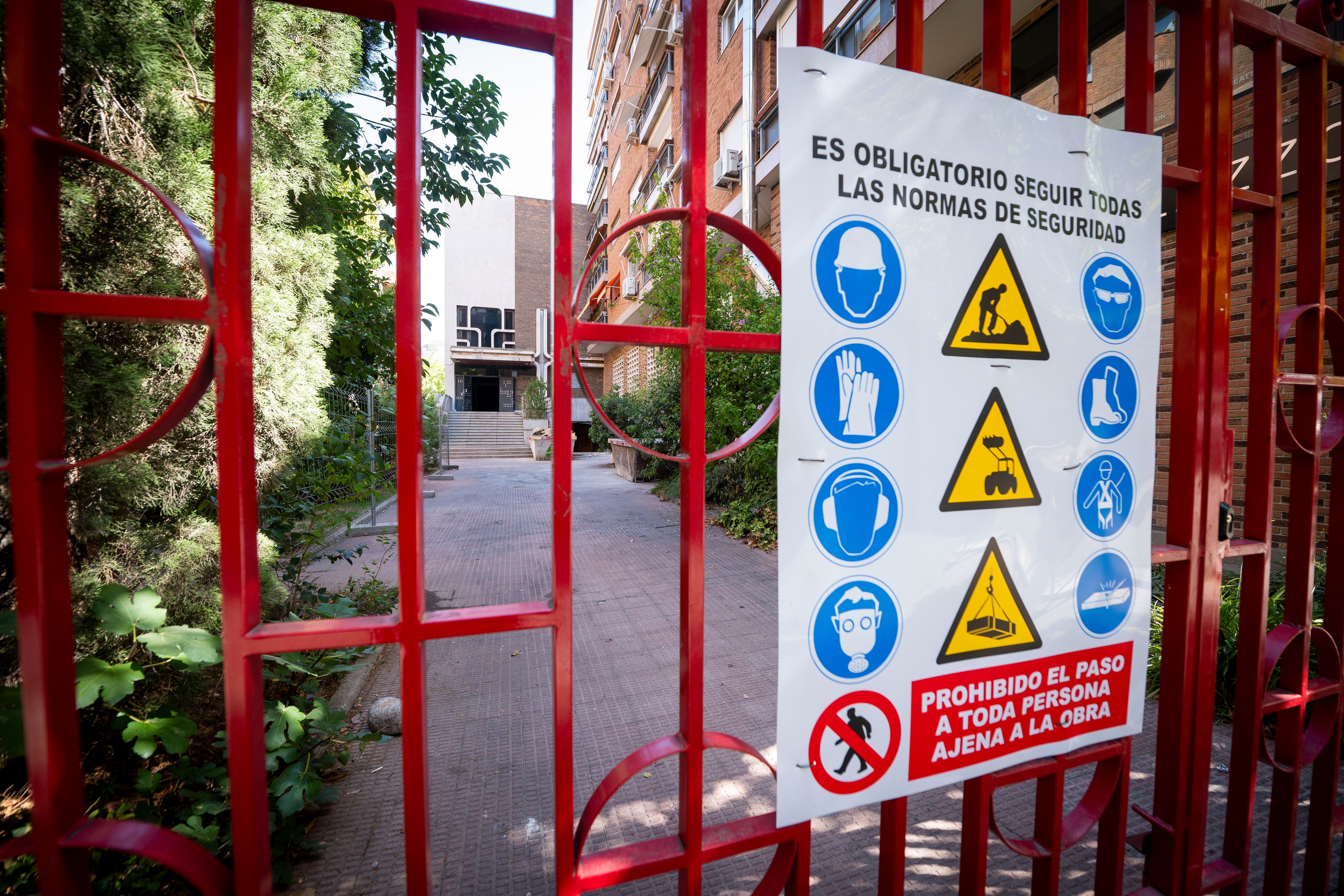Cartel de cerrado por obras en la entrada de la parroquia de San Luis de los Franceses, en el barrio de Salamanca de Madrid, el pasado martes.