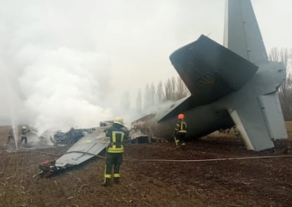 Personal de emergencias buscan supervivientes del avión derribado de las Fuerzas Armadas de Ucrania, en Kiev.