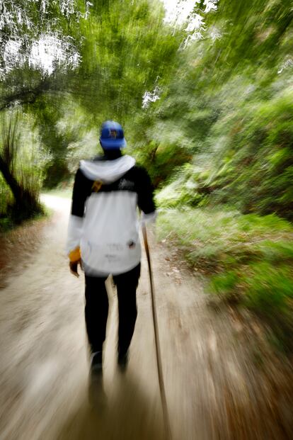 El exdeportista camina durante la segunda etapa de su peregrinaje hacia Santiago de Compostela.