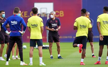 Setién, durante un entrenamiento del Barcelona.