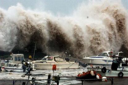 Una gigantesca ola provocada por el tifón devora el puerto de Beppu, en el sudoeste de Japón.