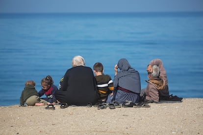 Palestinos visitan la playa, durante el último día pactado de tregua, este miércoles en Jan Yunis.