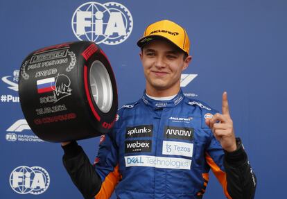 Lando Norris celebra haber ganado la pole del Gran Premio de Rusia en Sochi.