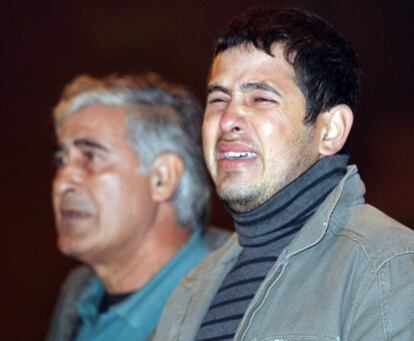 Unos manifestantes lloran en Asunción tras acabar el proceso de destitución de Lugo.