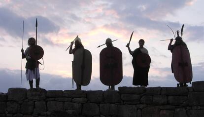 Miembros de un grupo de reconstrucción histórica ataviados de guerreros iberos en la ciudadela de Calafell.