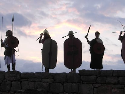 Miembros de un grupo de reconstrucci&oacute;n hist&oacute;rica ataviados de guerreros iberos en la ciudadela de Calafell.