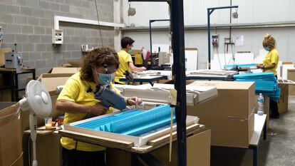 Trabajadoras de la empresa Infiltro, en Arenys de Mar (Barcelona).