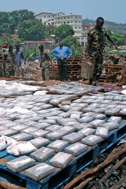 Policías y militares de Sierra Leona se disponen a prender fuengo a un alijo de más de 700 kilos incautados de cocaína (Foto: Emilio de la Calle/ Cuerpo Nacional de Policía).