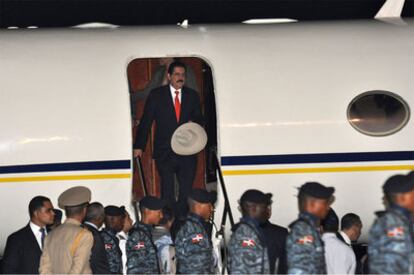 Zelaya sale del avión a su llegada a la base aérea de San Isidro, en las afueras de Santo Domingo.