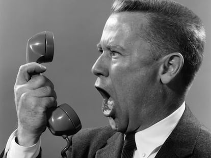 Decir palabrotas es tan viejo como el propio lenguaje. En la imagen, un hombre de negocios gritando al teléfono en 1955.