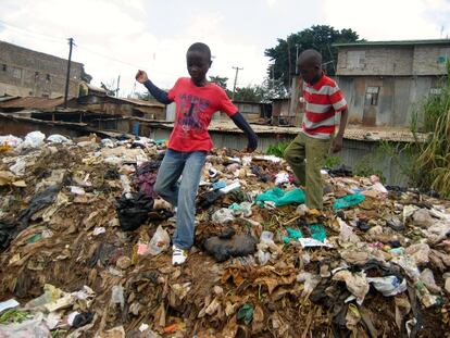 Niños juegan entre montañas de basura junto a la vía del tren, en el suburbio de Kibera.