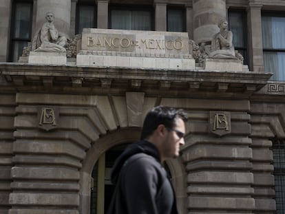 Un peatón camina frente a la sede del Banco de México, en el centro de Ciudad de México.