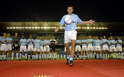 Boban, por delante de la plantilla del Celta, el día de la presentación.