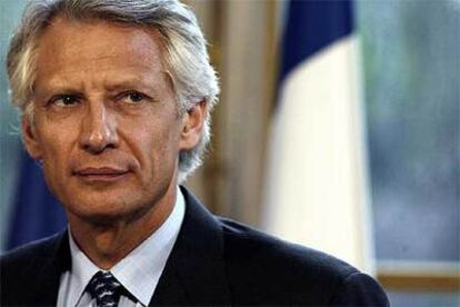 Cansancio y preocupación en el rostro de Dominique de Villepin, primer ministro de Francia, en un acto celebrado en París el 10 de abril de 2006.