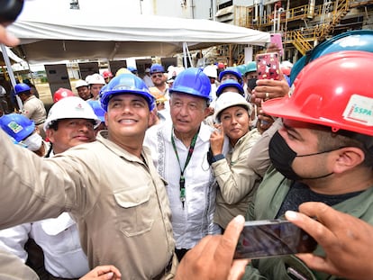 Empleados de Pemex se fotografían con Andrés Manuel López Obrador, en las instalaciones del Complejo Petroquímico Cosoleacaque, en Veracruz, en julio de 2022.