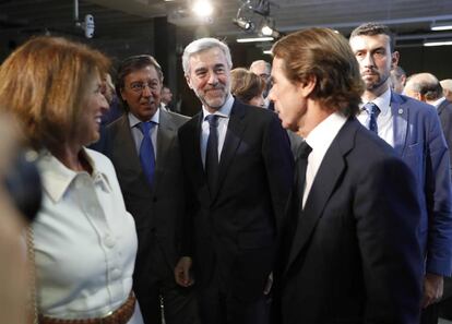 José María Aznar (derecha) y su esposa, Ana Botella, conversan con Ángel Acebes y Pío Cabanillas.