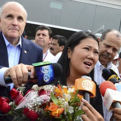 Rudolph Giuliani sostiene un micrófono durante unas declaraciones de Keiko Fujimori.