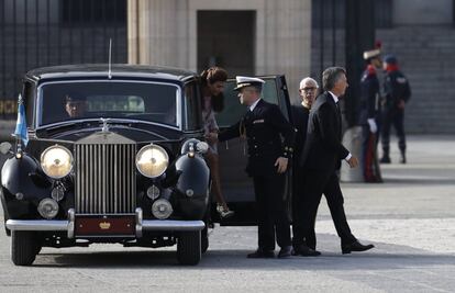 El presidente de Argentina, Mauricio Macri, y su esposa, Juliana Awada, llegan al Palacio Real de Madrid.