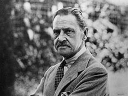 William Somerset Maugham, en su casa de la Riviera francesa en 1933.