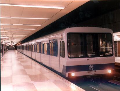 Un convoy formado por los coches de la serie 5.000, en la estación de Las Musas del Metro de Madrid. 12/06/1984
