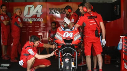 Mecánicos de Ducati trabajan con la moto de Dovizioso en los tests de pretemporada este invierno.