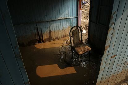 Una silla dentro de un hogar embarrado, en Carapongo Huachipa, Lima.