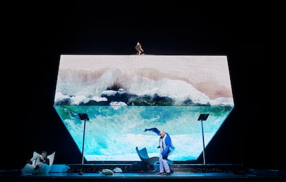 Vista general de la escenografía de Rebecca Ringst con vídeos de Sarah Derendinger para ‘Giulio Cesare’ de Handel, el pasado 25 de mayo en el Liceu.