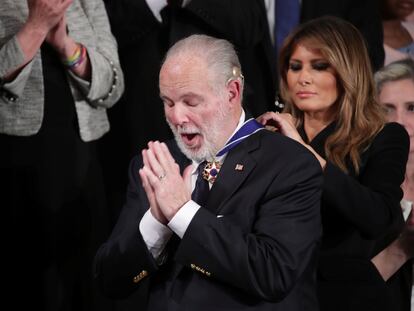 La primera Melania Trump le cuelga la Medalla Presidencial de la Libertad a Rush Limbaugh en el discurso del Estado de la Unión de Donald Trump en febrero de 2020.