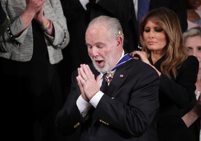 Melania Trump le cuelga la Medalla Presidencial de la Libertad a Rush Limbaugh