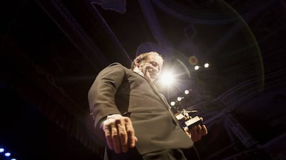 El actor franc&eacute;s Vincent Lindon, con el Giraldillo de Oro, en Sevilla. 