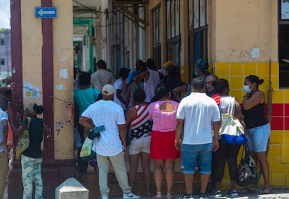 Un grupo de personas espera su turno para comprar alimentos en una tienda de La Habana (Cuba).