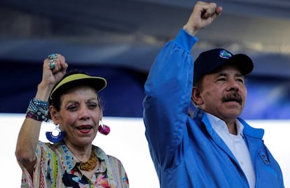 El presidente de Nicaragua Daniel Ortega y su esposa Rosario Murillo durante un acto publico en 2018.