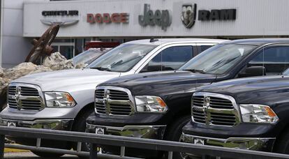 Tres Dodge Ram como las afectadas por el fallo en un concesionario de Fairfield (EE UU).