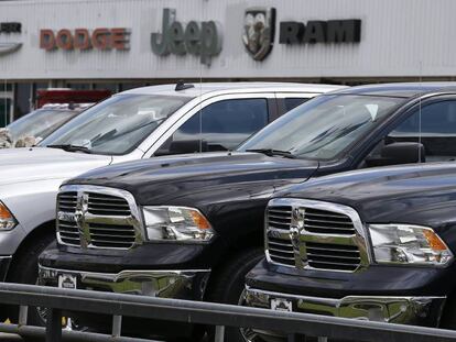 Tres Dodge Ram como las afectadas por el fallo en un concesionario de Fairfield (EE UU).