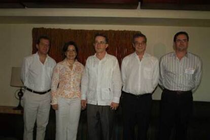 El presidente Uribe (tercero por la izquierda), junto a César Alierta y otros colaboradores, en Cartagena de Indias.