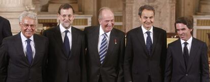 El Rey Juan Carlos, acompa&ntilde;ado de los expresidentes del Gobierno Gonz&aacute;lez, Zapatero y Aznar, y el presidente del Gobierno, Mariano Rajoy.