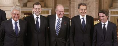 El Rey Juan Carlos, acompañado de los expresidentes del Gobierno González, Zapatero y Aznar, y el presidente del Gobierno, Mariano Rajoy.