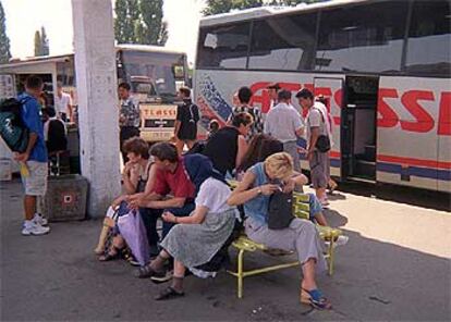 Viajeros rumanos hacia España, en la estación de autobuses de Arad, en julio pasado.