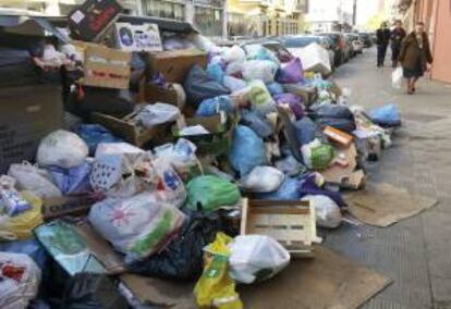 Una calle de Sevilla donde se hace impracticable el andar por el acerado debido a la cantidad de basura que se va acumulando y que llegan ya a las 6.000 toneladas durante la huelga indefinida de los trabajadores de la empresa municipal de limpieza de la ciudad (Lipasam). EFE/Archivo