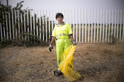 Marta Álvarez, 28 años. Lleva siete años trabajando en el mantenimiento de carreteras. En verano siempre va acompañada de su botella de agua, el calor le afecta ya que sufre hipotensión.