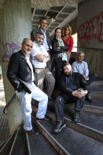 Los miembros de la Plataforma de Investigadores de la Complutense Juan Manuel García (Químicas), Jesús Pérez Gil (Biología), José Manuel Baurista (Veterinaria), Concha Gil (Farmacia) y Celia Sánchez (Óptica). Sentados, José Antonio Jiménez (Ciencias de la Información) y Jacobo Santamaría (Físicas).