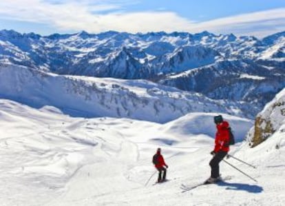 Dos esquiadores en la estación de esquí de Baqueira Beret, en el Pirineo catalán.