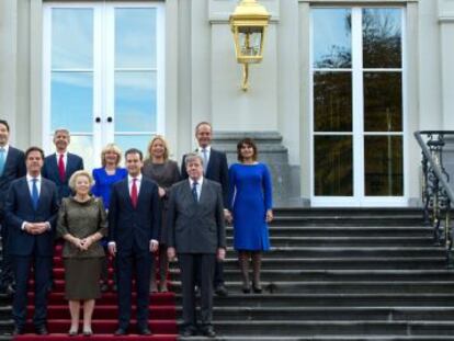 La reina Betariz con el nuevo Gobierno de coalición.