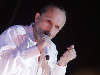 El cantante Miguel Bosé, durante el concierto de su gira "Amo Tour" celebrado esta noche en la plaza de toros de Las Ventas, en Madrid.