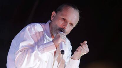 El cantante Miguel Bosé, durante el concierto de su gira "Amo Tour" celebrado esta noche en la plaza de toros de Las Ventas, en Madrid.