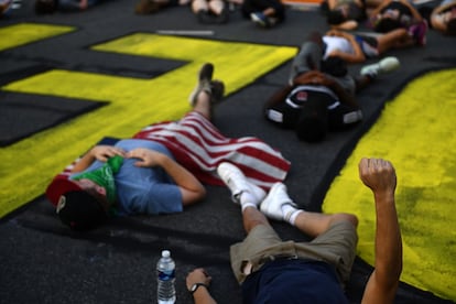 Algunos manifestantes tumbados sobre unas enormes letras amarillas que rezan 'Black Lives Matter' (las vidas negras importan) durante las protestas en Washington, este sábado.